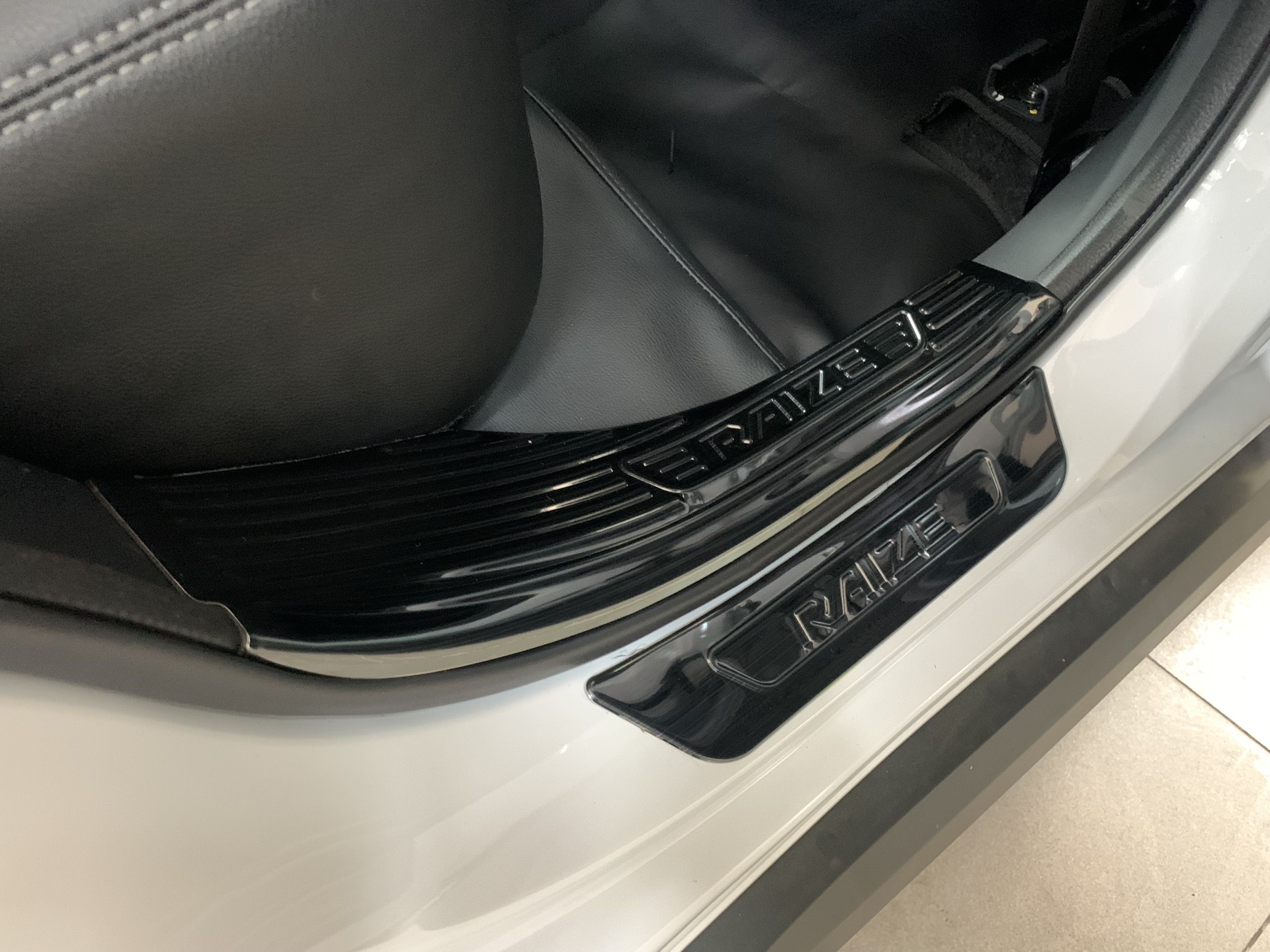 Nẹp bước chân trong titan Raize