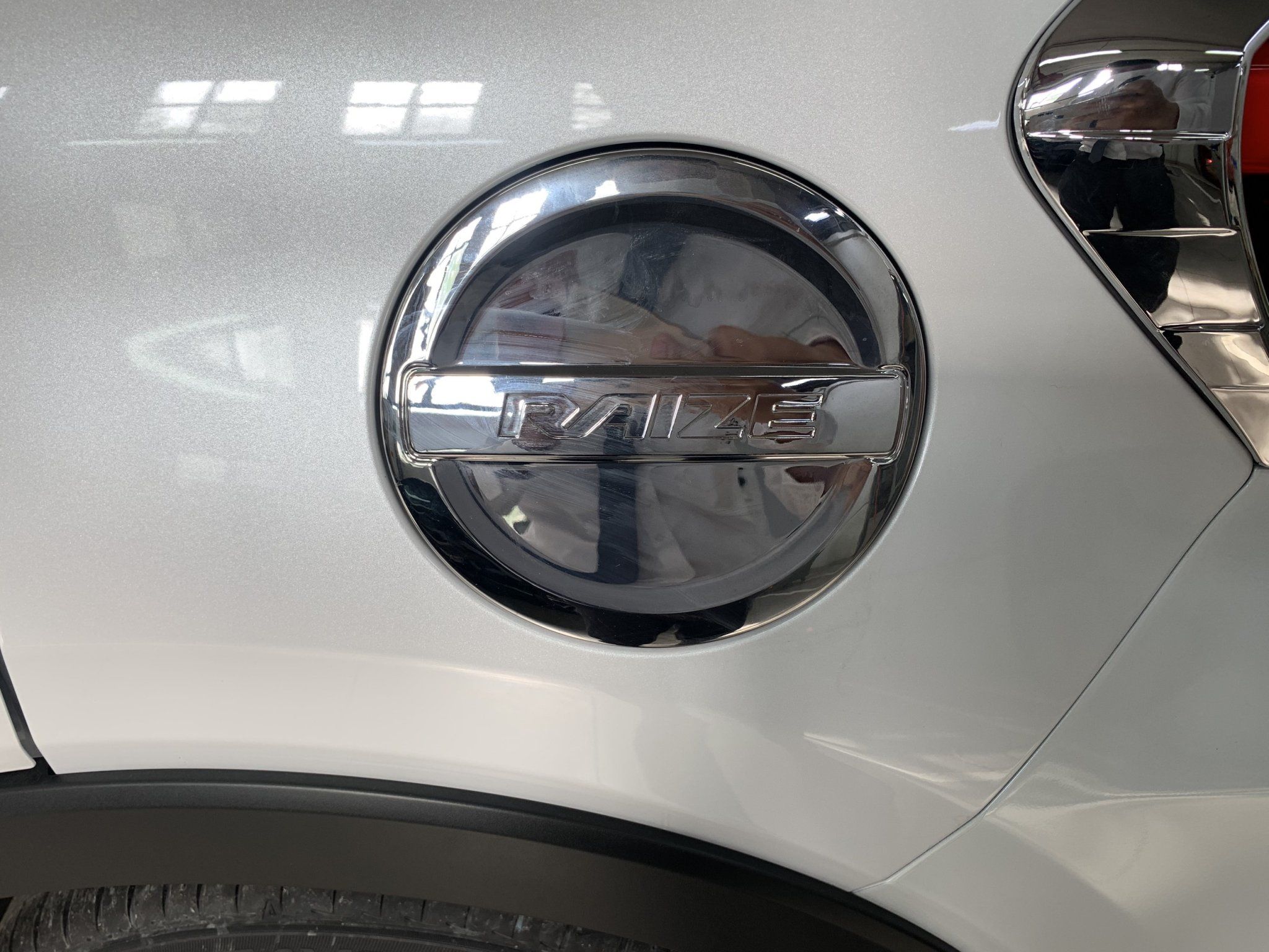 Ốp nắp xăng Raize